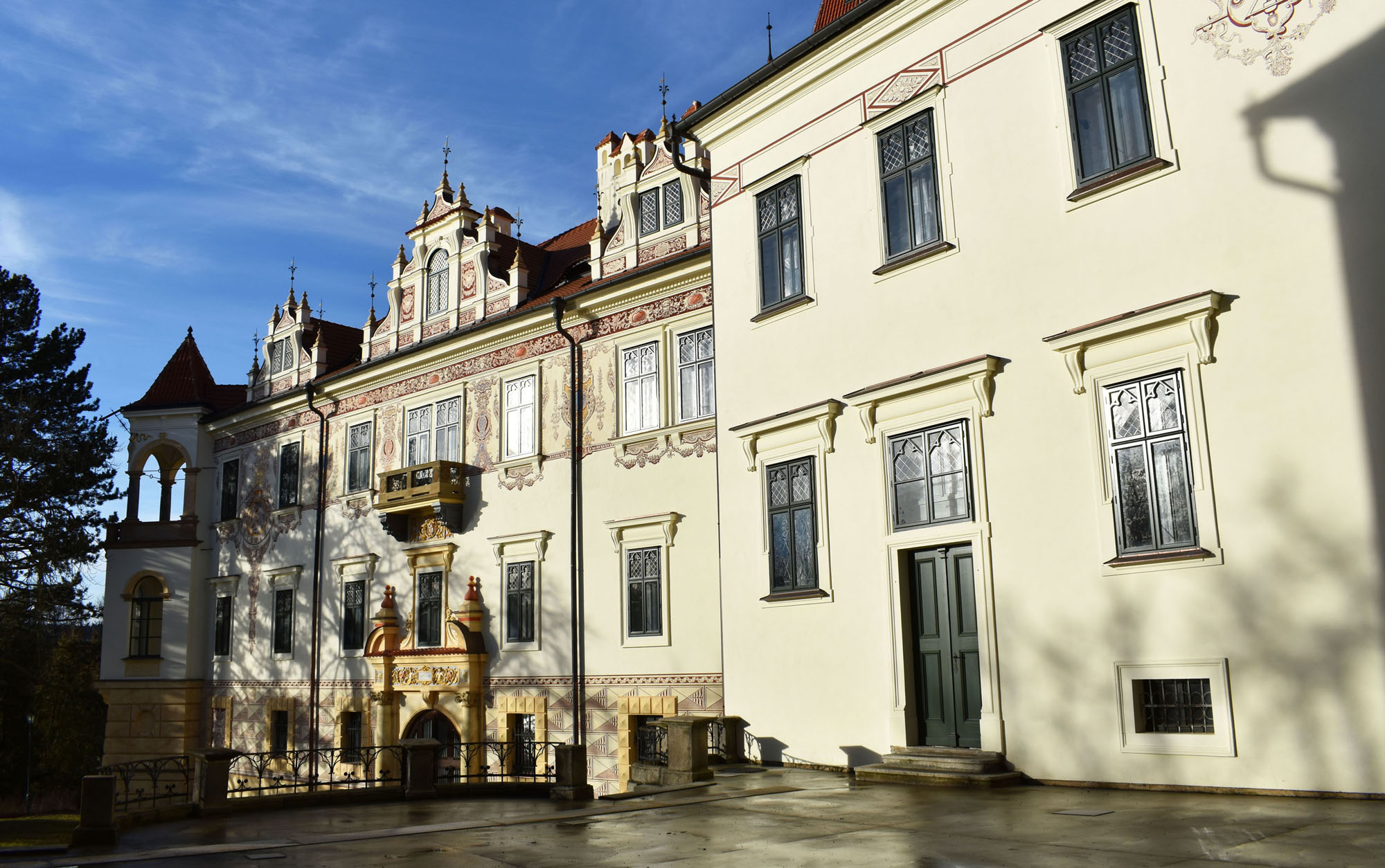 Zámek Žinkovy, severní stěna druhého nádvoří po rekonstrukci fasády, oken a fresek. Zámek Žinkovy, severní stěna druhého nádvoří po rekonstrukci fasády, oken a fresek.